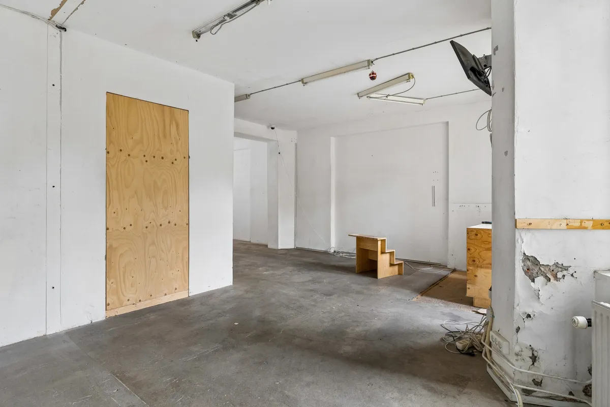 Rummelige lokaler til leje på Elmegade 13 med tomt loft og trægulv. Lokaler med åbent gulv og tomt loft i lejemål med trægulv