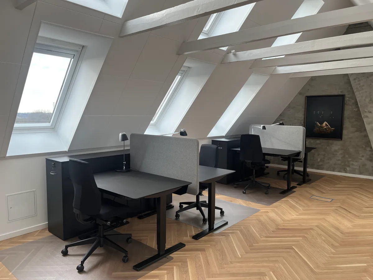 Kæmpe skrivebordsplads i et eget kontor med loftsvinduer og højt til loftet i Aalborg.
