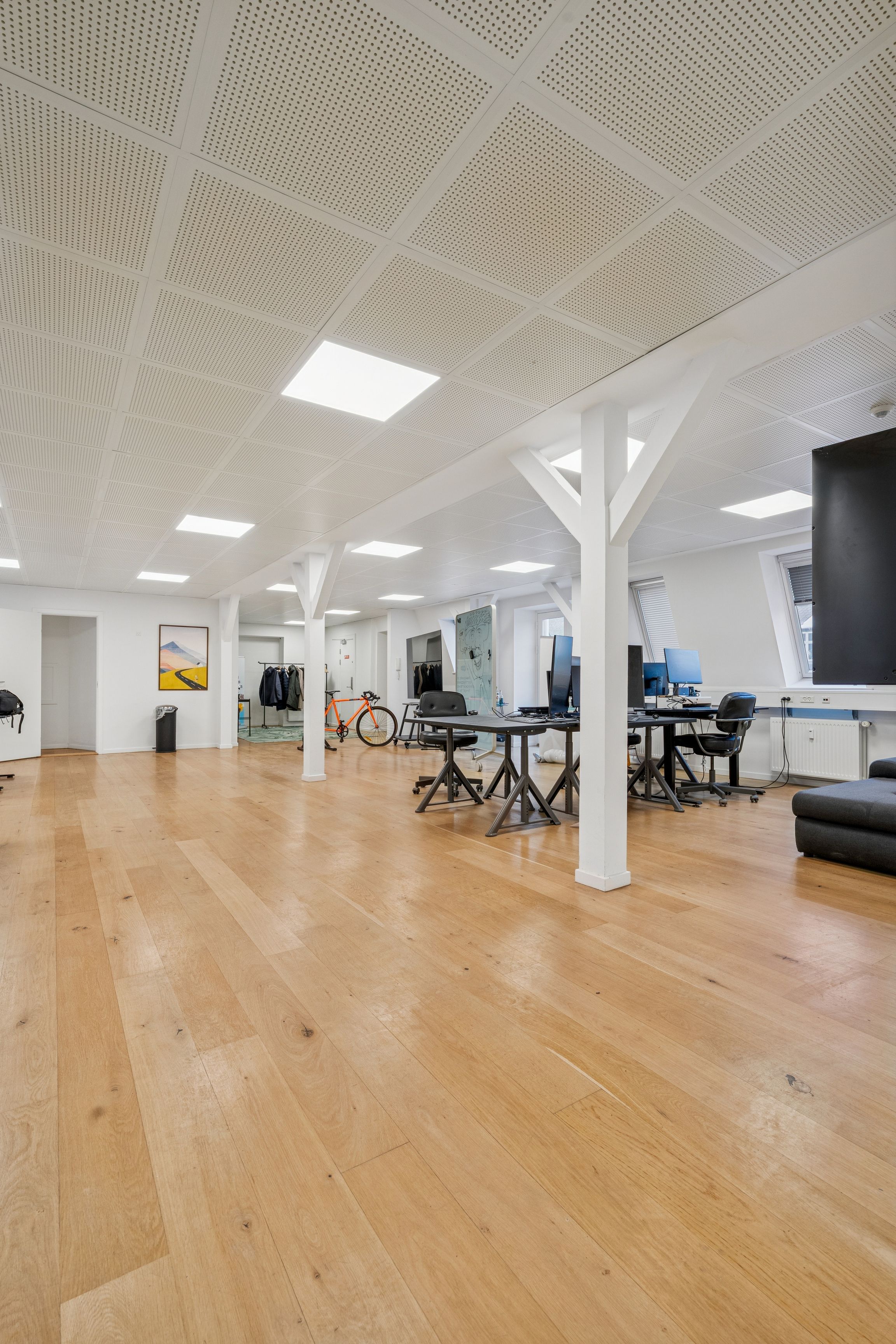 Kontor i Indre By med moderne indretning, lyse lofter, store vinduer og komfortable møbler samt teknologi til høj produktivitet