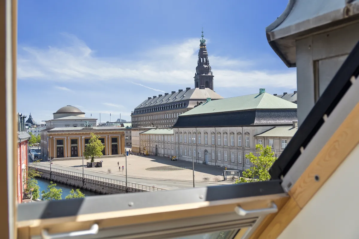 Kontorlejlighed på Frederiksholms Kanal 4B i København K med udsigt over kanalen og bygningerne på den anden side