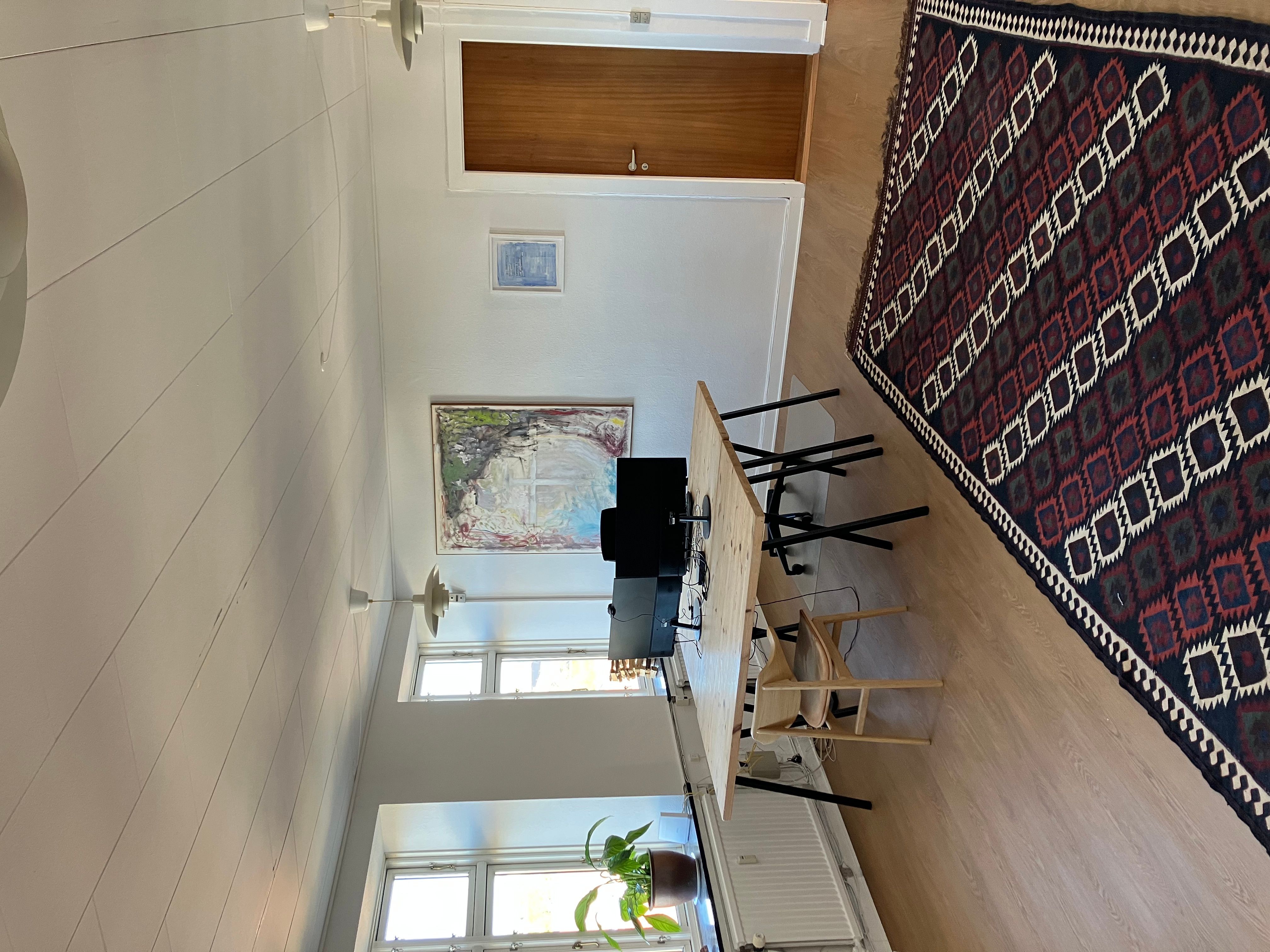 Kontorrum med mødelokaler i Søborg. Komplet indretning med moderne møbler, lyse vinduer, hvid gulv og loft. Kunstværk og orientalsk tæppe på gulvet.