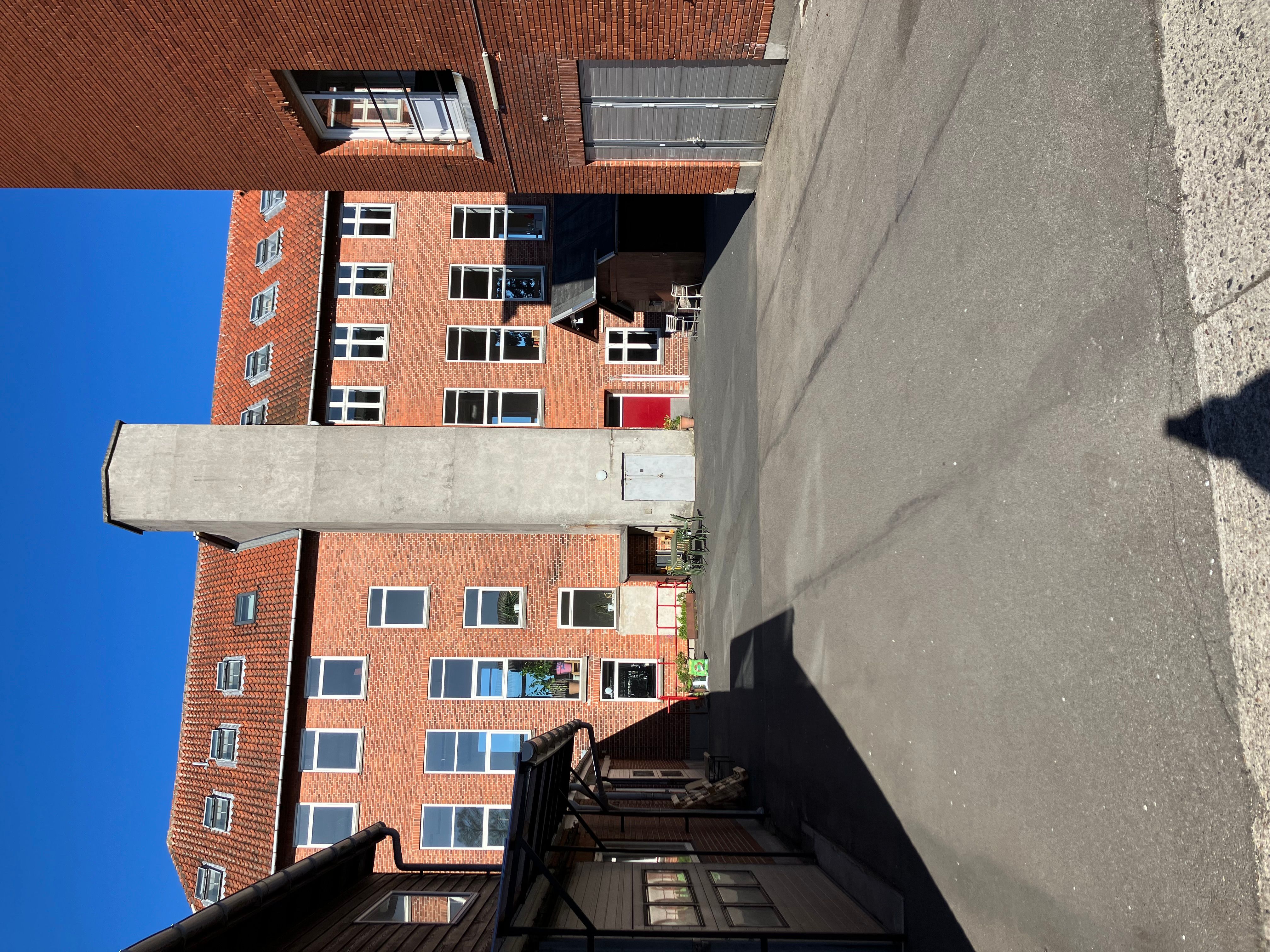 Ledige kontorpladser med mødelokaler i tidligere sæbefabrik i Søborg. Kontorbygning med moderne vinduer og lyse mødelokaler. Lej kontorer med udsigt til smukke gårdhaver og parkområder