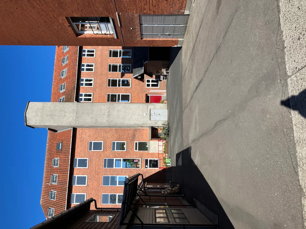 Ledige kontorpladser med mødelokaler i tidligere sæbefabrik i Søborg. Kontorbygning med moderne vinduer og lyse mødelokaler. Lej kontorer med udsigt til smukke gårdhaver og parkområder