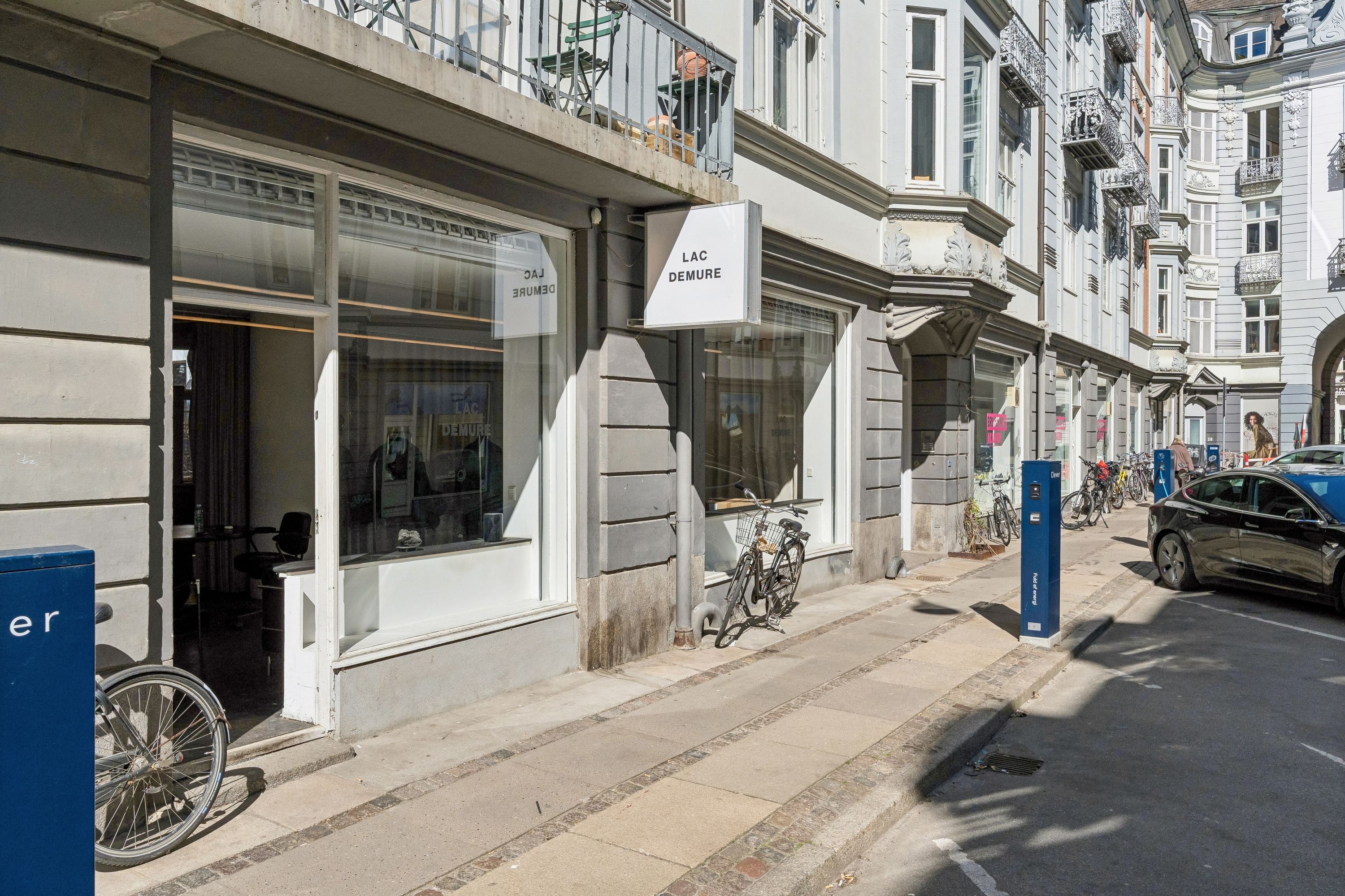 Butik til leje på Westend 4 i København V. Lejlighed med store ruder og udsigt til gade med cykler og biler. Lejemålet er 89 m² og har moderne interiør.