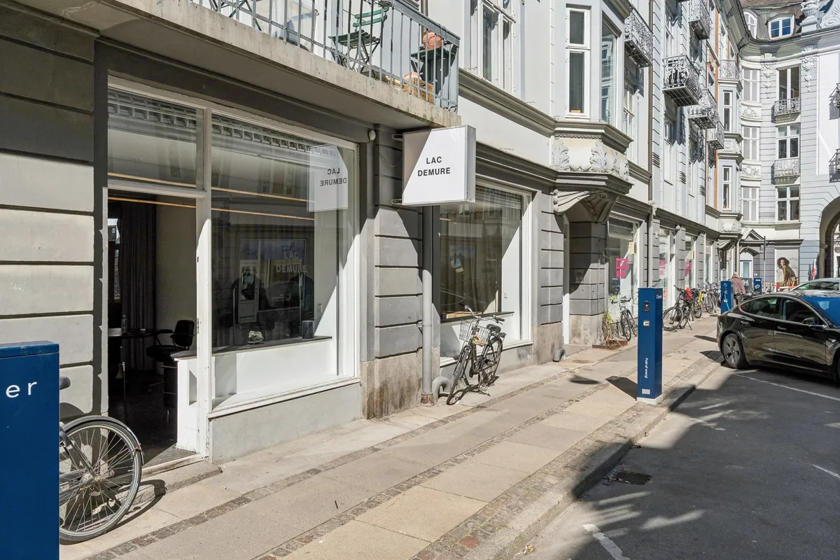 Butik til leje på Westend 4 i København V. Lejlighed med store ruder og udsigt til gade med cykler og biler. Lejemålet er 89 m² og har moderne interiør.