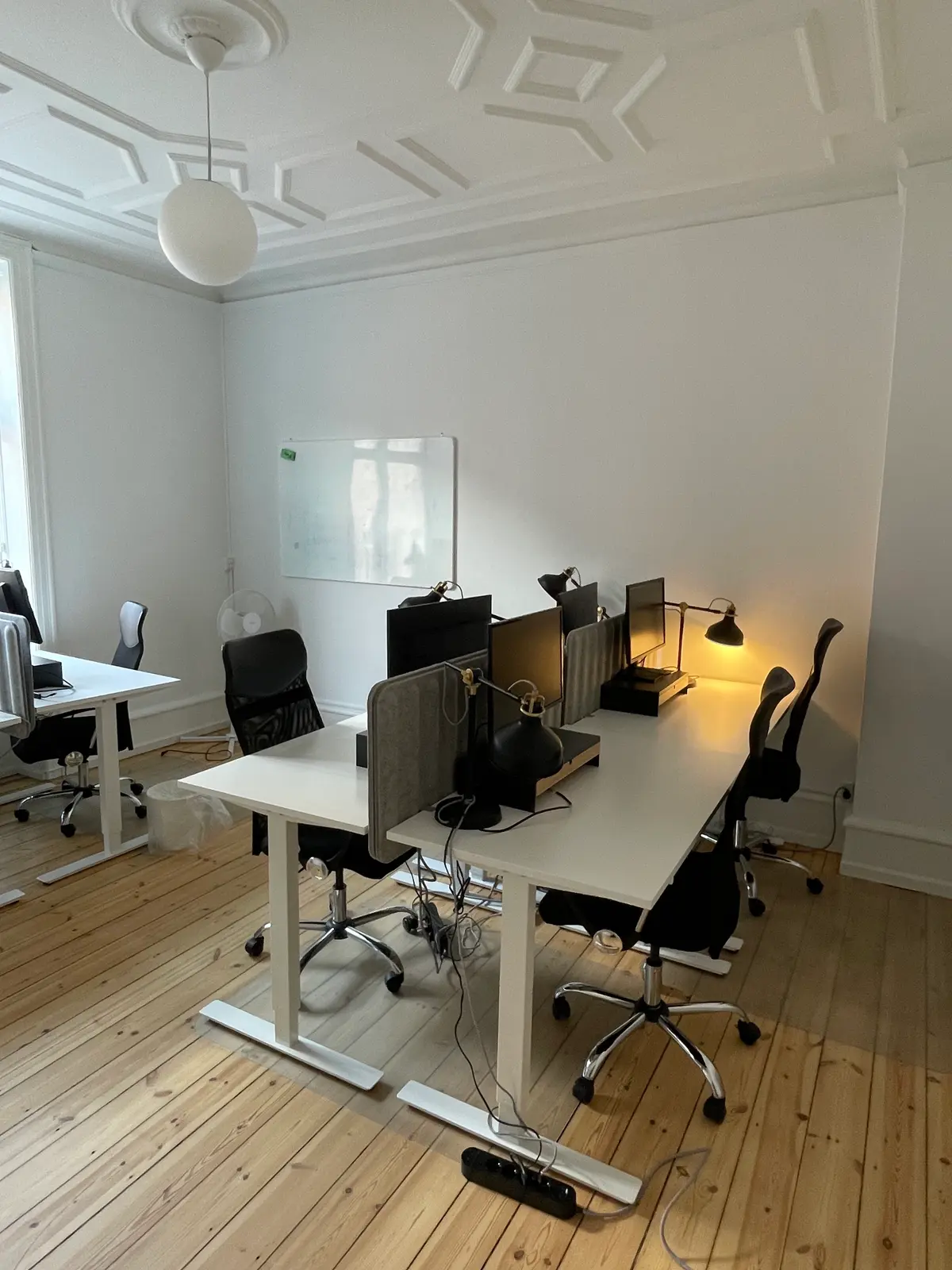Lyst og moderne kontorlokale med højt til loftet og store vinduer på Vesterbro. Højkvalitets skriveborde og ergonomiske stolpe. Komplet med moderne teknologi og ekstra højt internet.