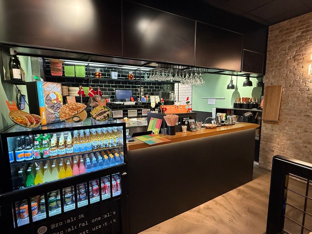 Restaurant med køkken med sælger med søde og krydrede drinks og snacks på et hyggeligt sted i Frederiksberg