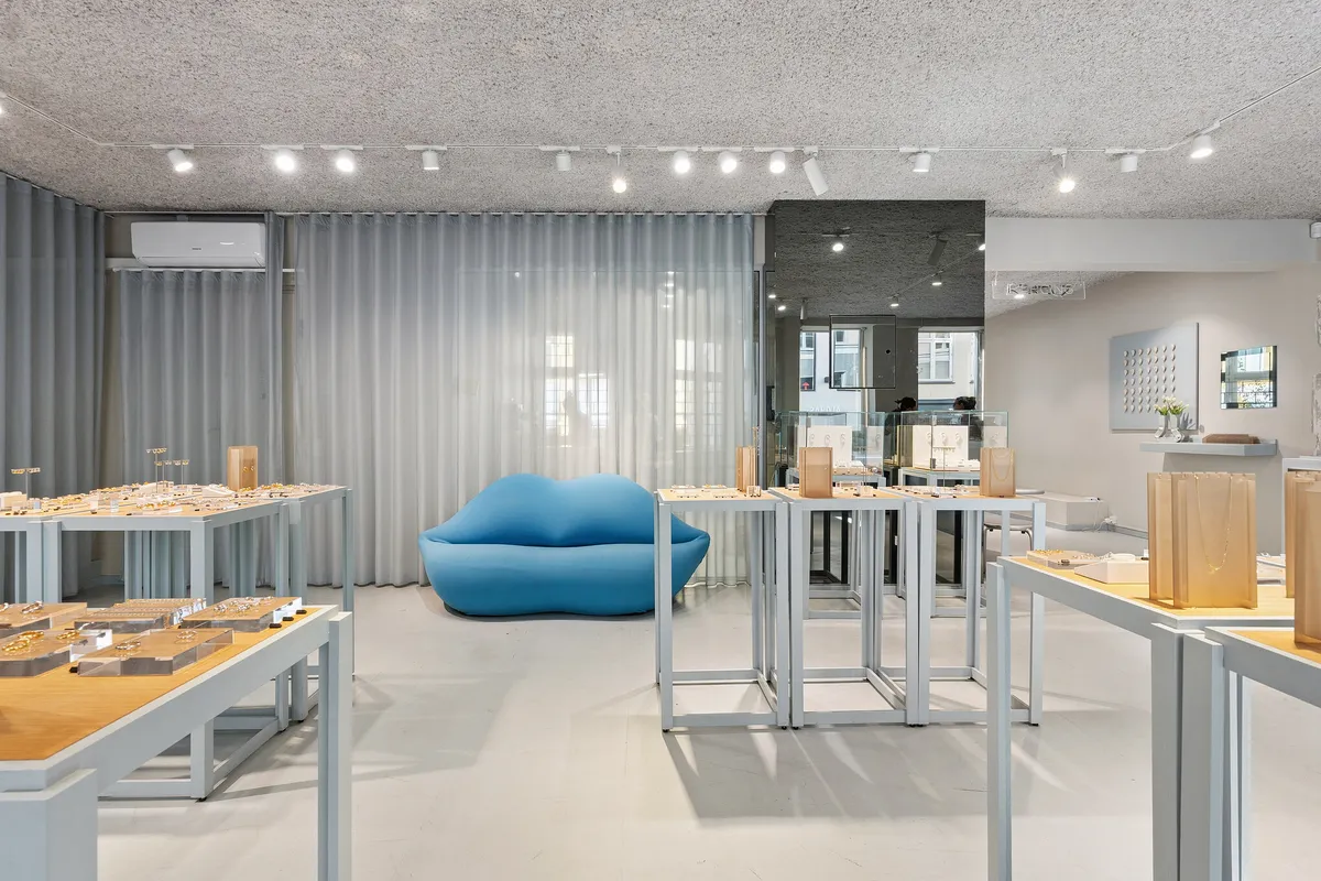 Indfødt luksus på Kronprinsensgade, med minimalistisk design, lyse hjørner, moderne stol og lysekroner i loftet