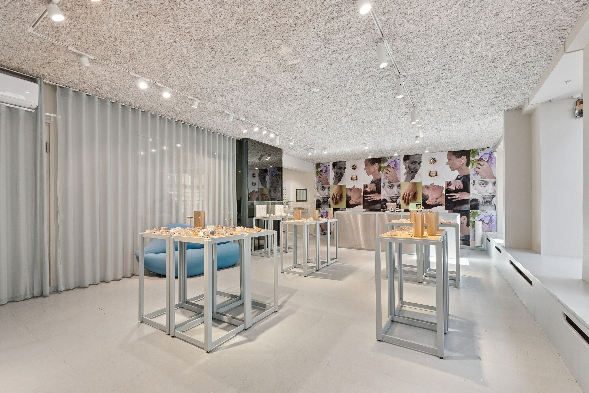 En moderne og minimalistisk butik med lyse loftslampe og flere bord med smykker på Kronprinsensgade i Københavns indre by