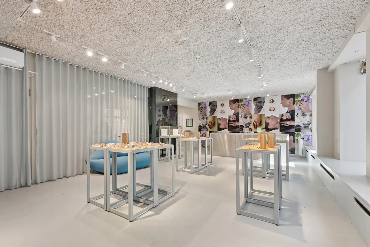 En moderne og minimalistisk butik med lyse loftslampe og flere bord med smykker på Kronprinsensgade i Københavns indre by