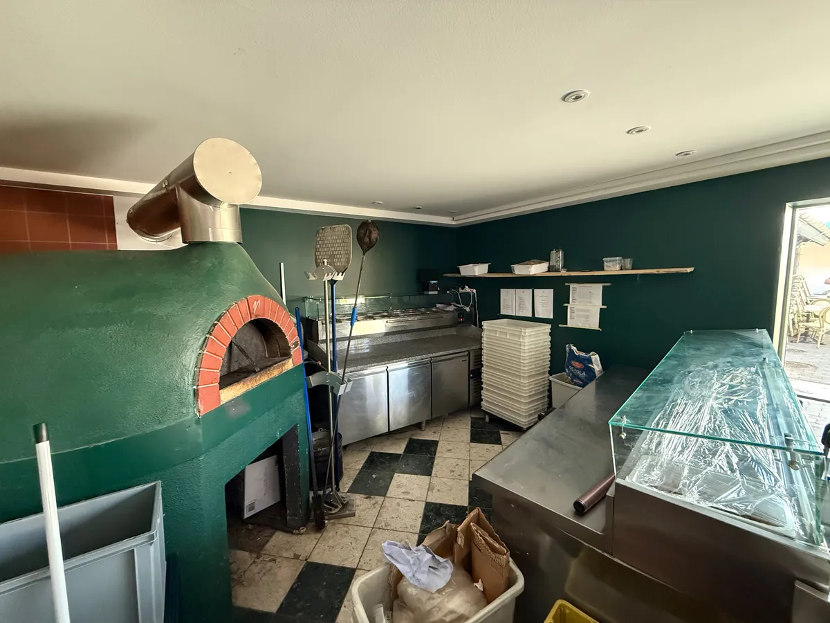 Take-away køkken med ny, økologisk komfur, moderne udstyr og lagerrum til salg i Kongens Lyngby