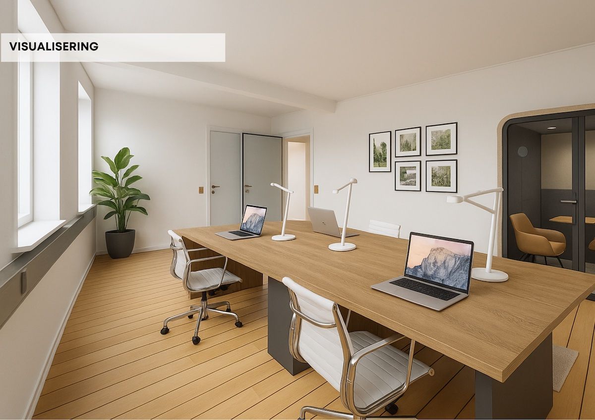 En moderne arbejdsplads med tre laptops, høje højtalere og en indre plante på vinduet. Der er også en stor entre/venterum med en stol og plante