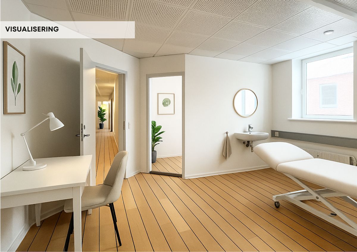 Klientrum med hvidt bord, lampe, tøjholder og toilet med spejl. Lukket dør og plante. Møbler og gulv er lavet i lyse nuancer.