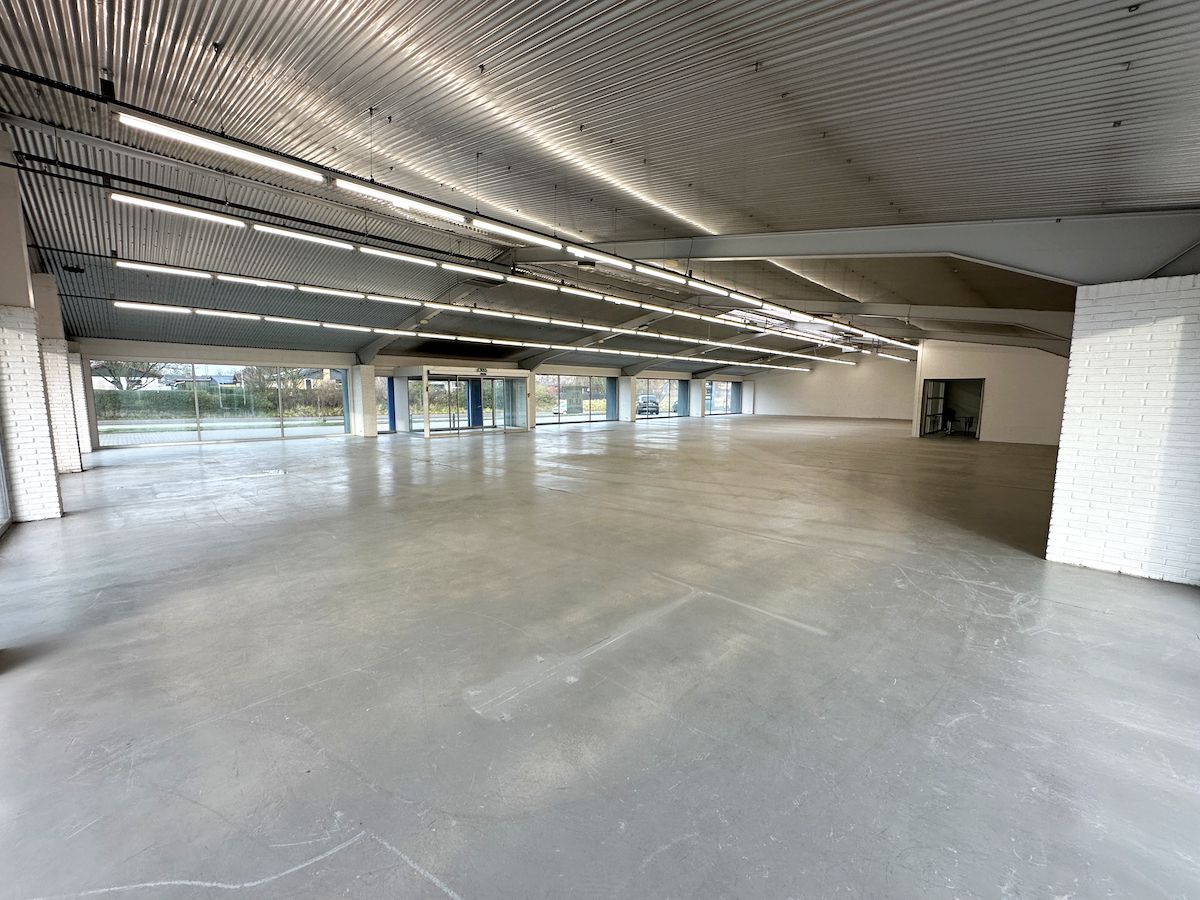 Store og fleksible erhvervslejemål med store vinduer og moderne interiør. Forretningslokaler med masser af lys og åbne pladser.