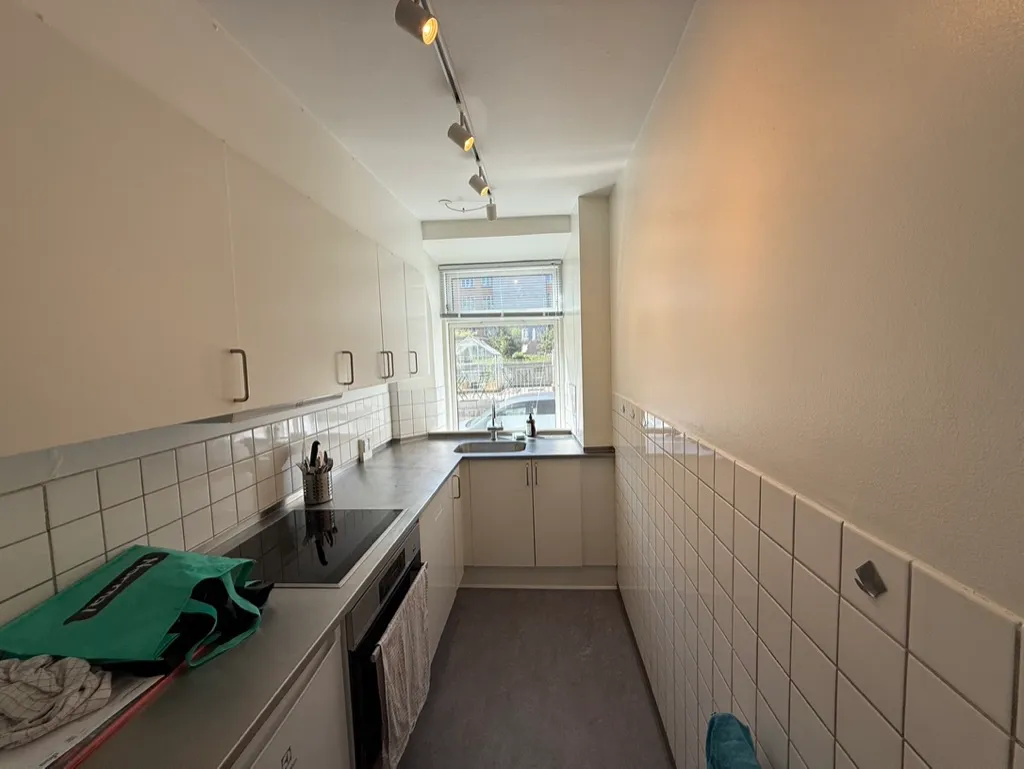 Rent kontorlokal med køkken, højloft, trægulv, højkvalitets møbler, tekøkken, ovn, komfur og tøjvask i et fredeligt nabolag