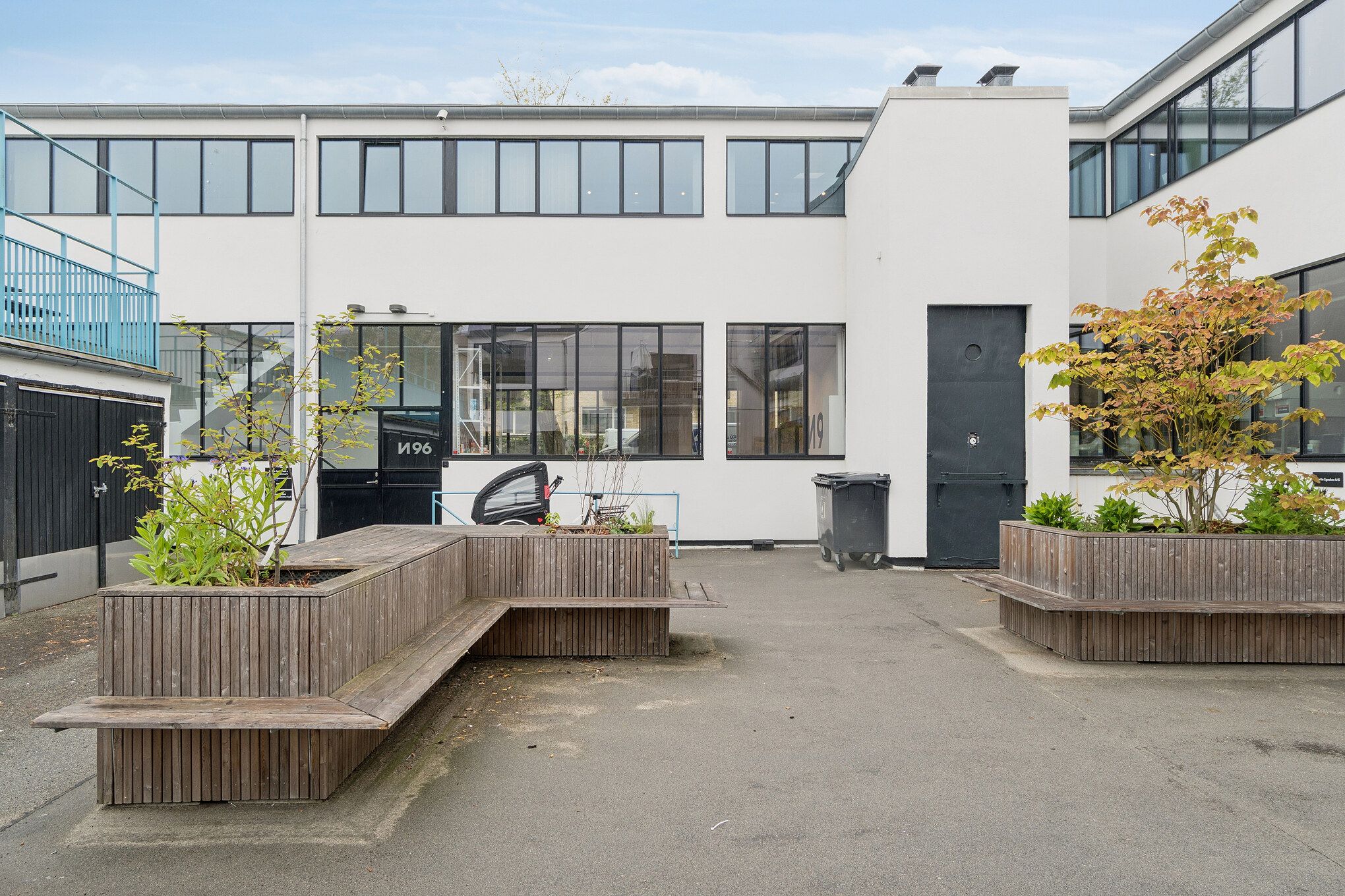 Kontorlejemål i København med moderne, industriel indretning og store vinduer mod gården