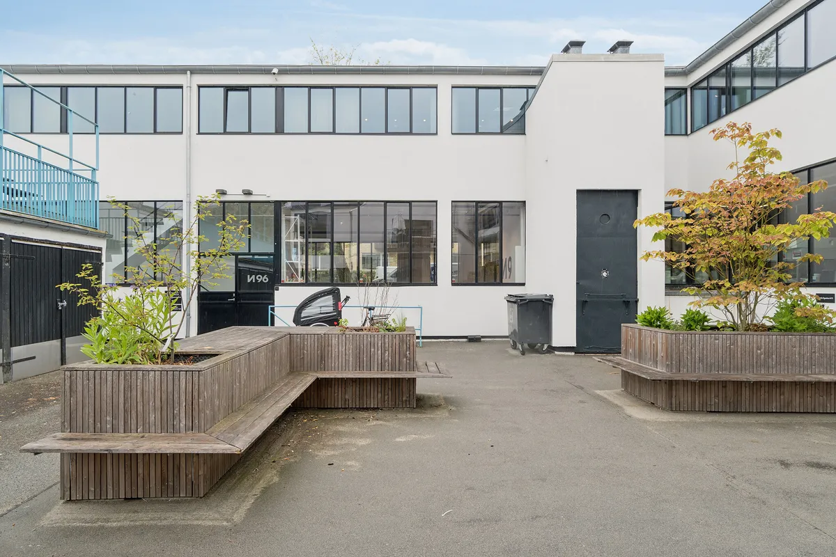Kontorlejemål i København med moderne, industriel indretning og store vinduer mod gården