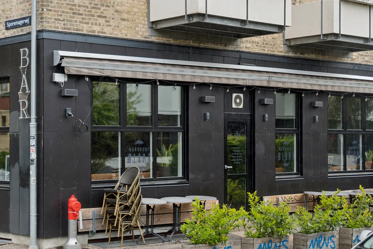 København NVs kontorlejemål på Bygmestervej 2, med store vinduer og lyse interiører, tilbyder industriel charme og moderne arbejdsrum med udsigt over området.