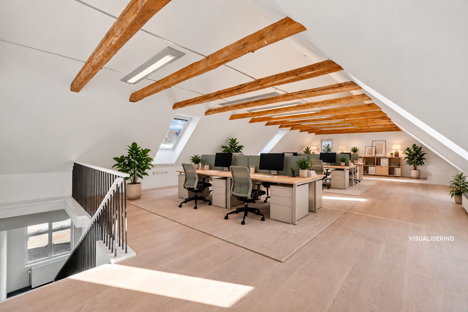 Kontorloft med højt til loftet, lyse træbjælker og lyse gulve. Kontorbord med computer, plante og stol. Lys lysekroner og loftsvindue.