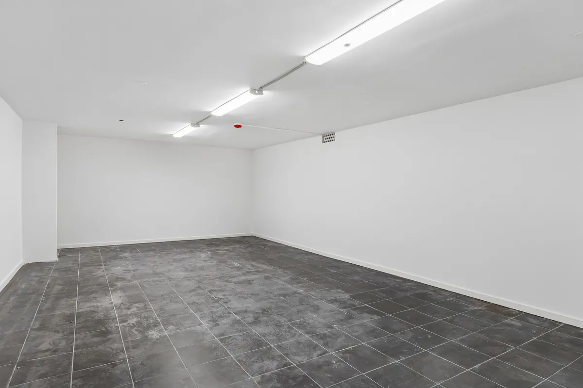 Store, lyse lokaler med højt til loftet og store vinduer. Lejligheden har højkvalitets gulv og nyere belysning. Møbler og udstyr mangler.