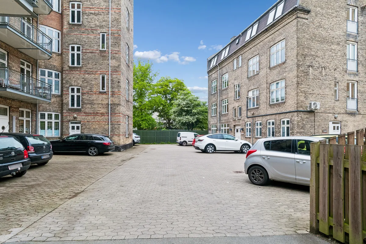 Lyst og rummeligt kontorlejemål på 3. sal med parkeringsplads. Værelser med udsigt til park. Moderne møbler og tæt på offentlig transport.