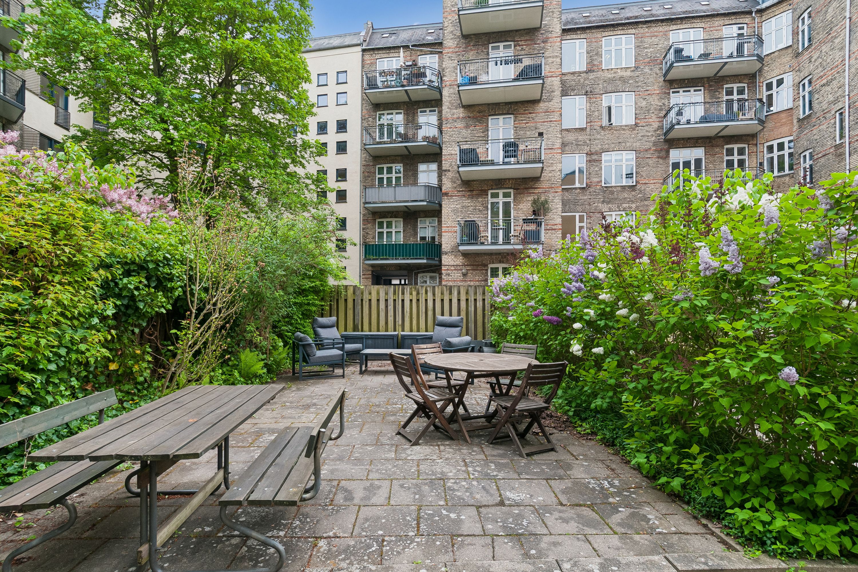 Kontor med terrasse og skur, møbler og blomster på Smallegade i Frederiksberg