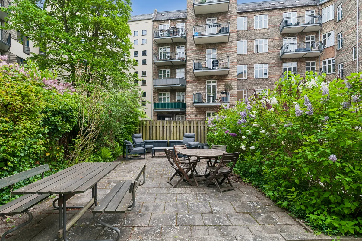 Kontor med terrasse og skur, møbler og blomster på Smallegade i Frederiksberg