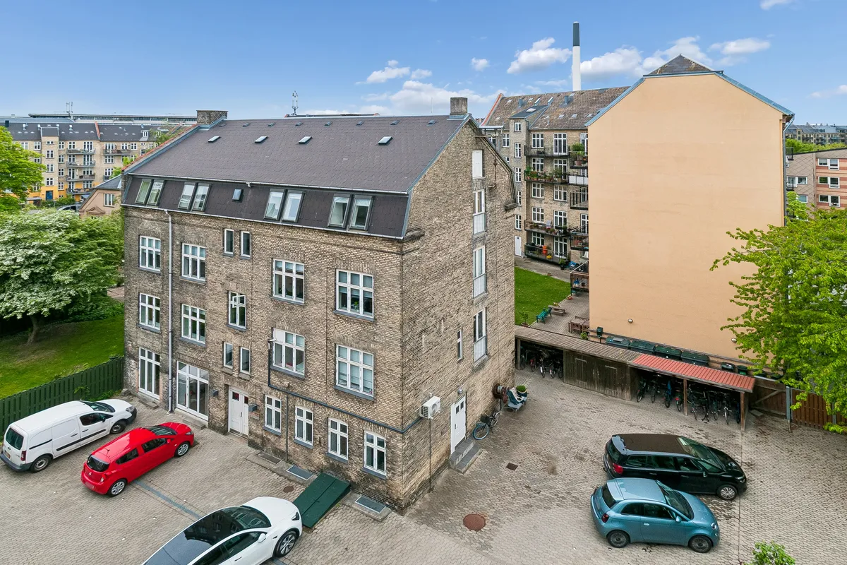 Kort over Smallegade 46B i Frederiksberg med tre kontoretages bygning og flere parkerede biler og cykler i forgrunden
