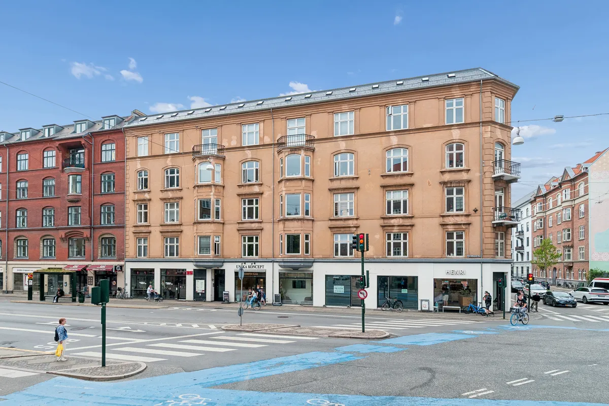 På H.C. Ørsteds Vej 35, st. 1, Frederiksberg C, findes en flot restaurant til leje. I forgrunden er der en kvinde, der går på fortauet. Foran restauranten er der en række cykelstier.