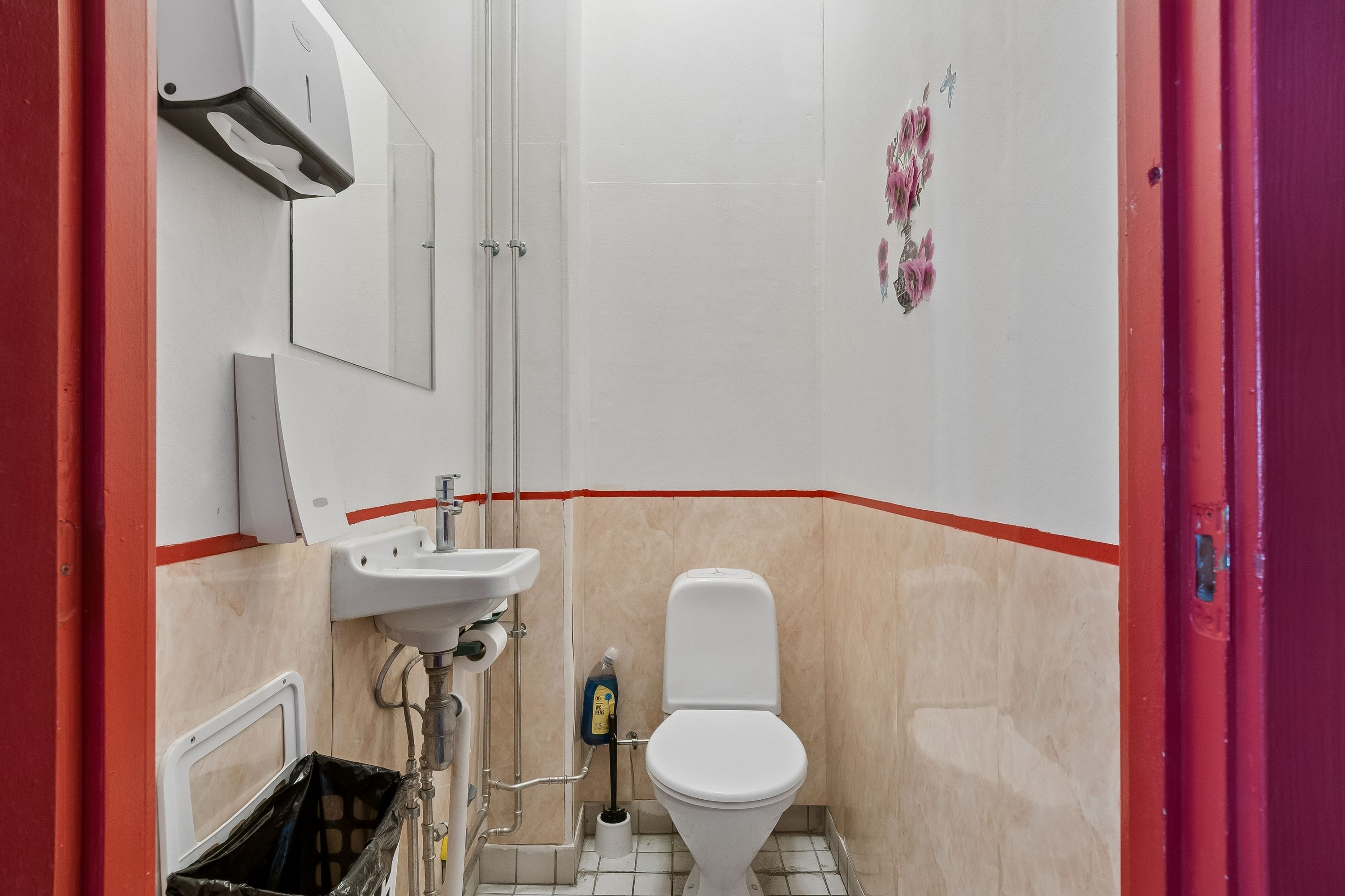 Alt tekst: Toilet med høj kvalitet og hygiejne. Hvid toilet med papirhåndklædeautomat og en ren toiletbørste.
