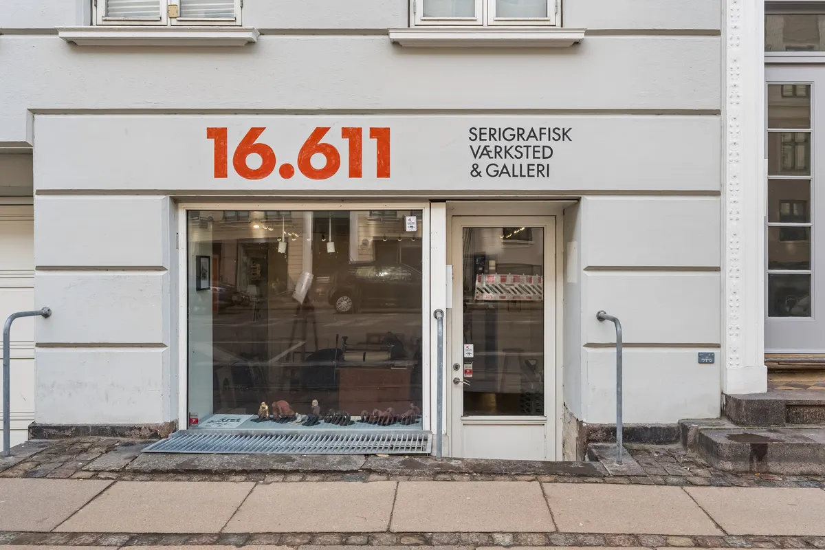 Butik med serigraphisk værksted og galleri på Classensgade 9 i København. Mærkeligt design med rødt tal 16.611 på facaden og glasdøre til butikken
