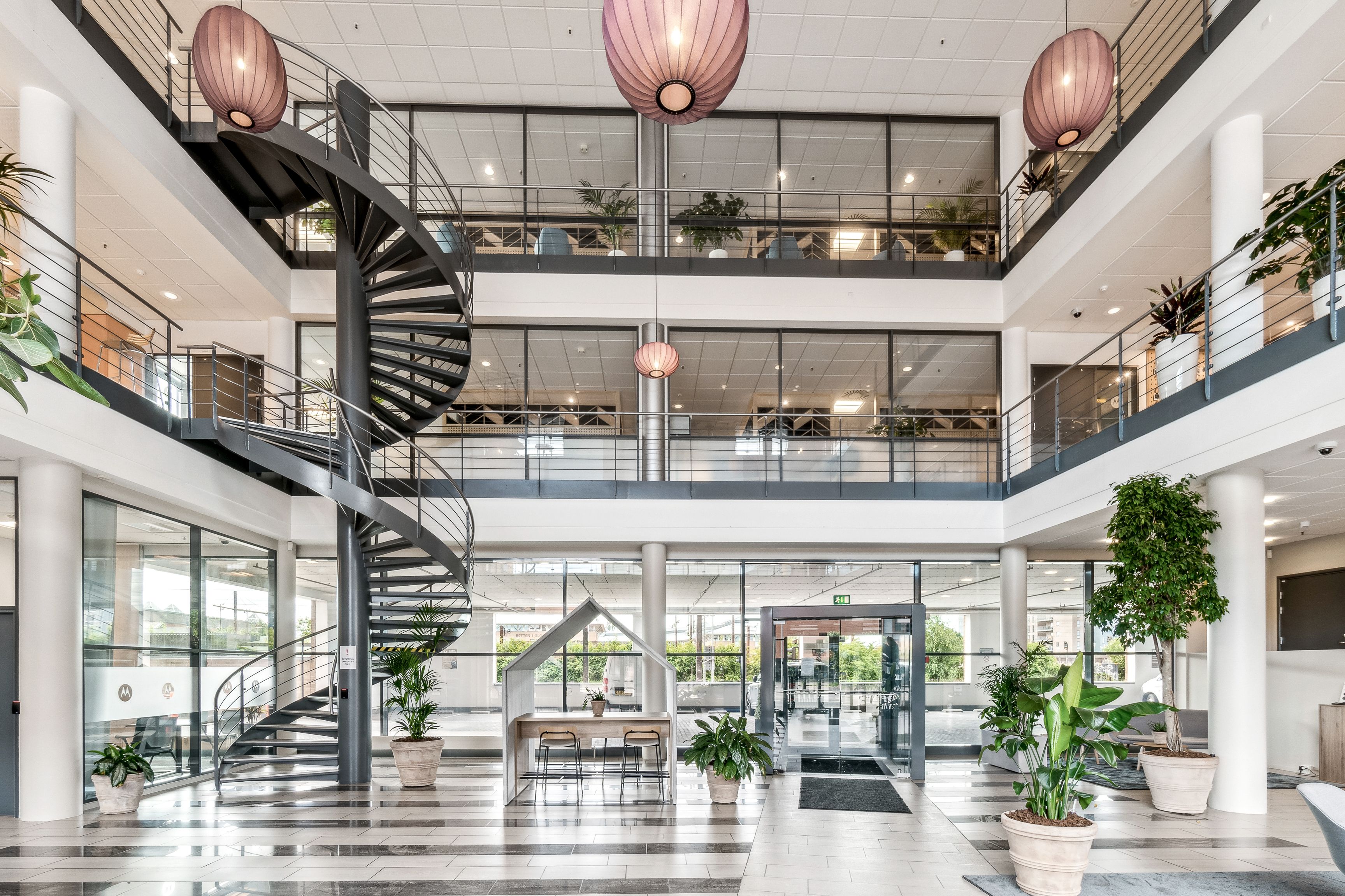 Kontorlokaler med udsigt til Glostrup Station, spiraltrappe og moderne møbler, masser af planteliv og store vinduer