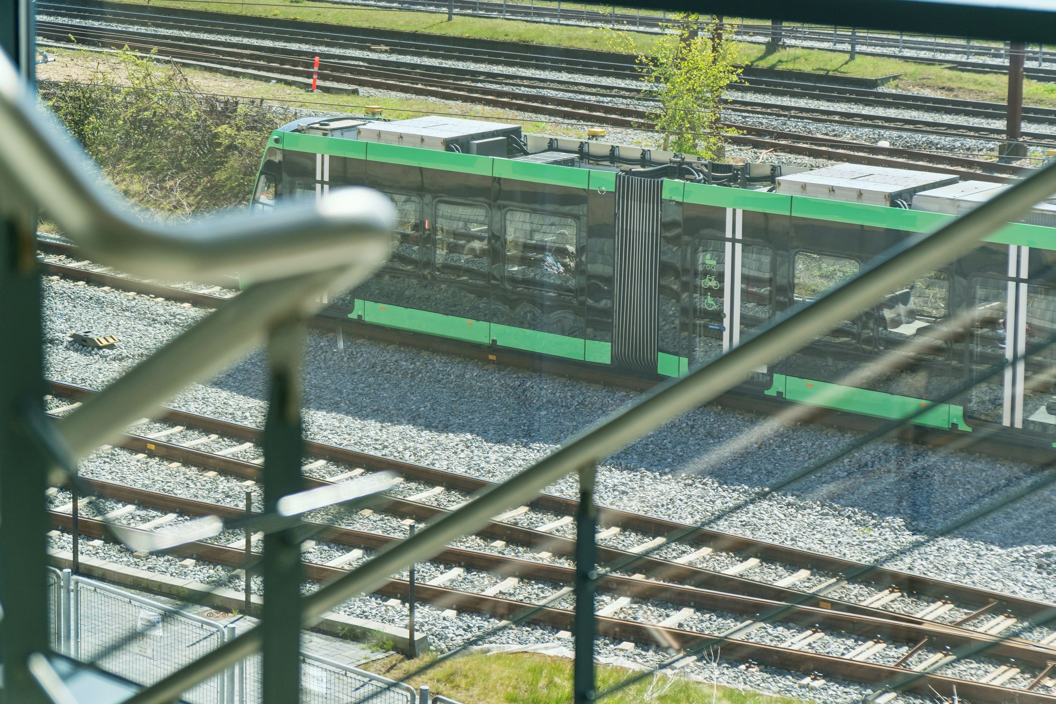 Lysindfald i moderne kontorlejemål med adgang til offentlig transport, og med udsigt til S-tog, bus og letbane på Sydvestvej 21, 2. sal, 2600 Glostrup