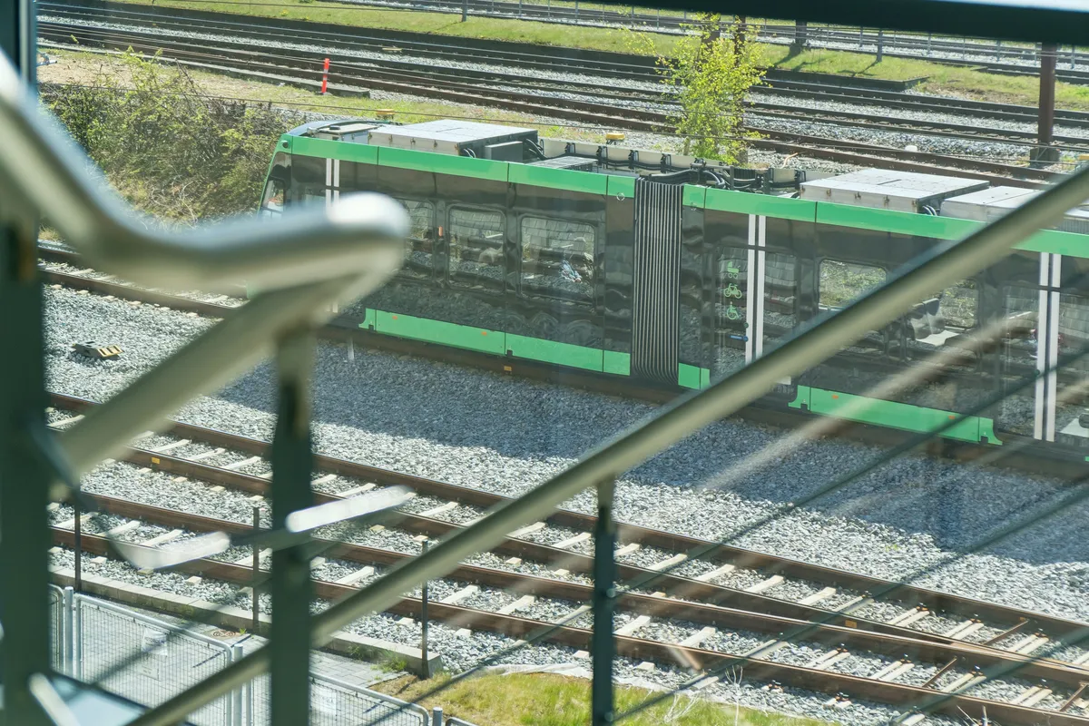 Lysindfald i moderne kontorlejemål med adgang til offentlig transport, og med udsigt til S-tog, bus og letbane på Sydvestvej 21, 2. sal, 2600 Glostrup