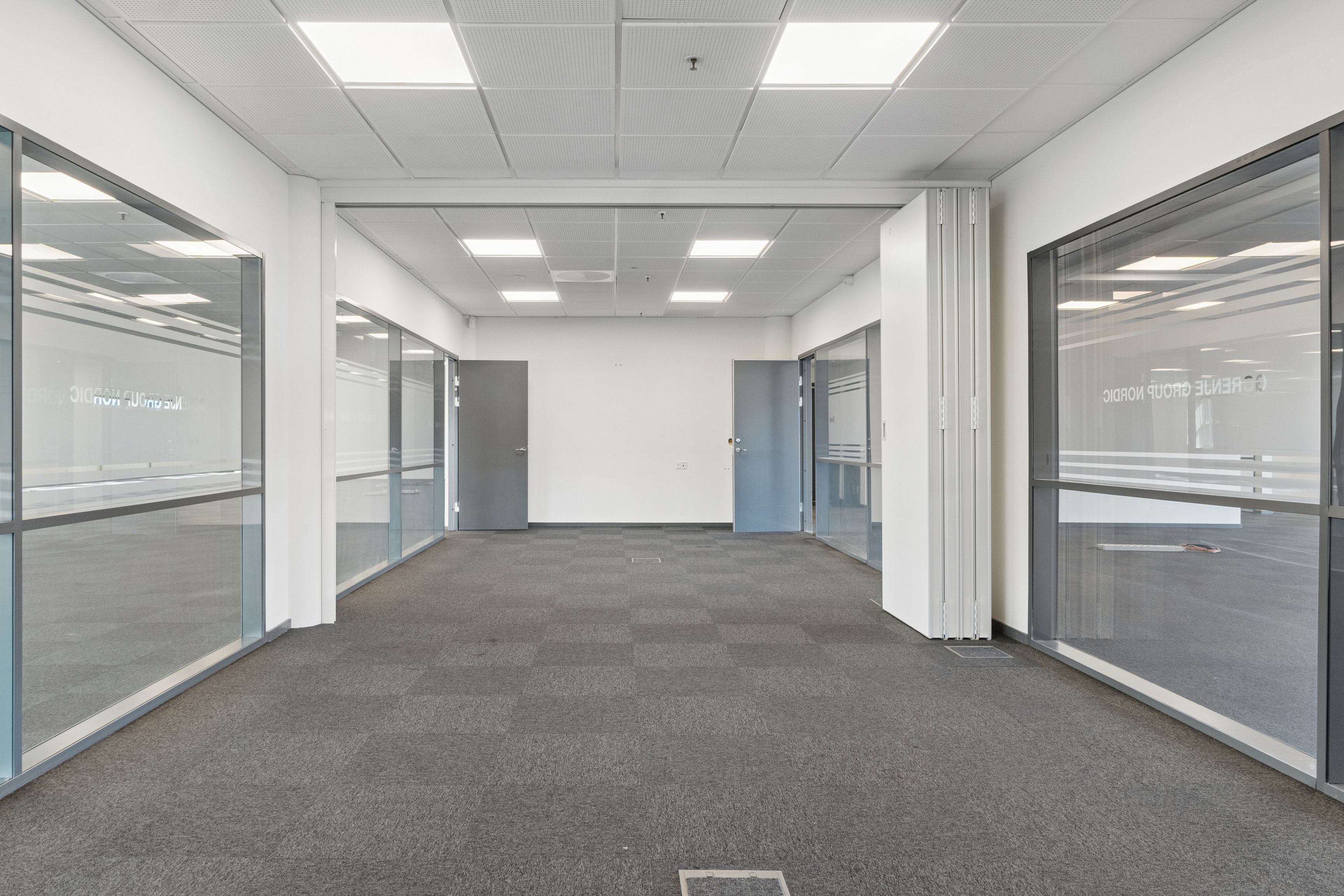 Moderne kontorlokaler med store glasvinduer og smukke udsigt. Møblerede rum med hvide vægge, moderne loft og store vinduer. Lejligheden ligger i 3. etage med adgang til fælles kantine og tagterrasse.