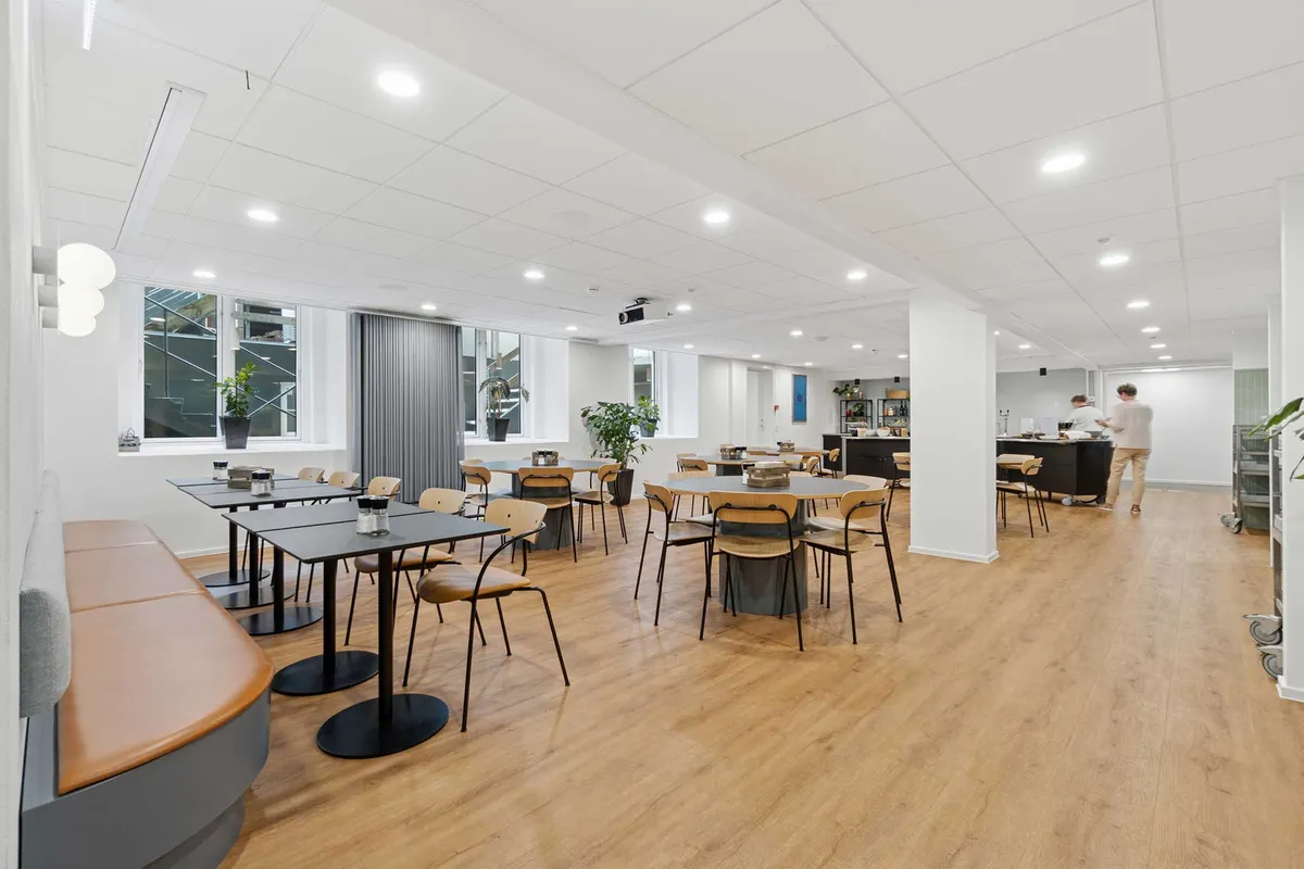Moderne kontorlokaler med møbler og udstyr på 176 kvm ved Nørreport Station, fælles kantine med projektor, stole, runde borde og plantager