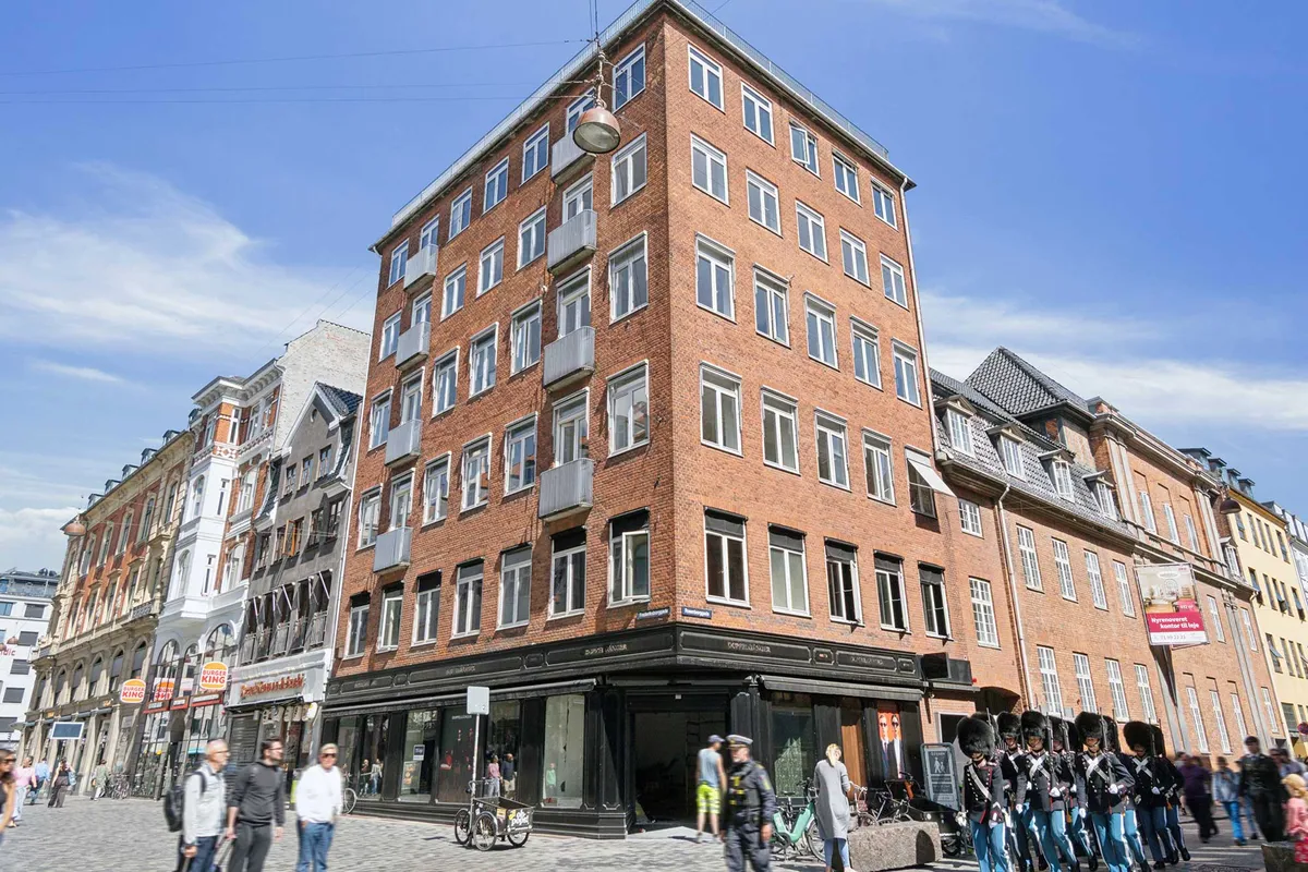En kontorlejlighed med 176 m² på 5. sal i Rosenborggade 1A i Indre By. Bygningen er nyrenoveret og har adgang til fælles kantine.