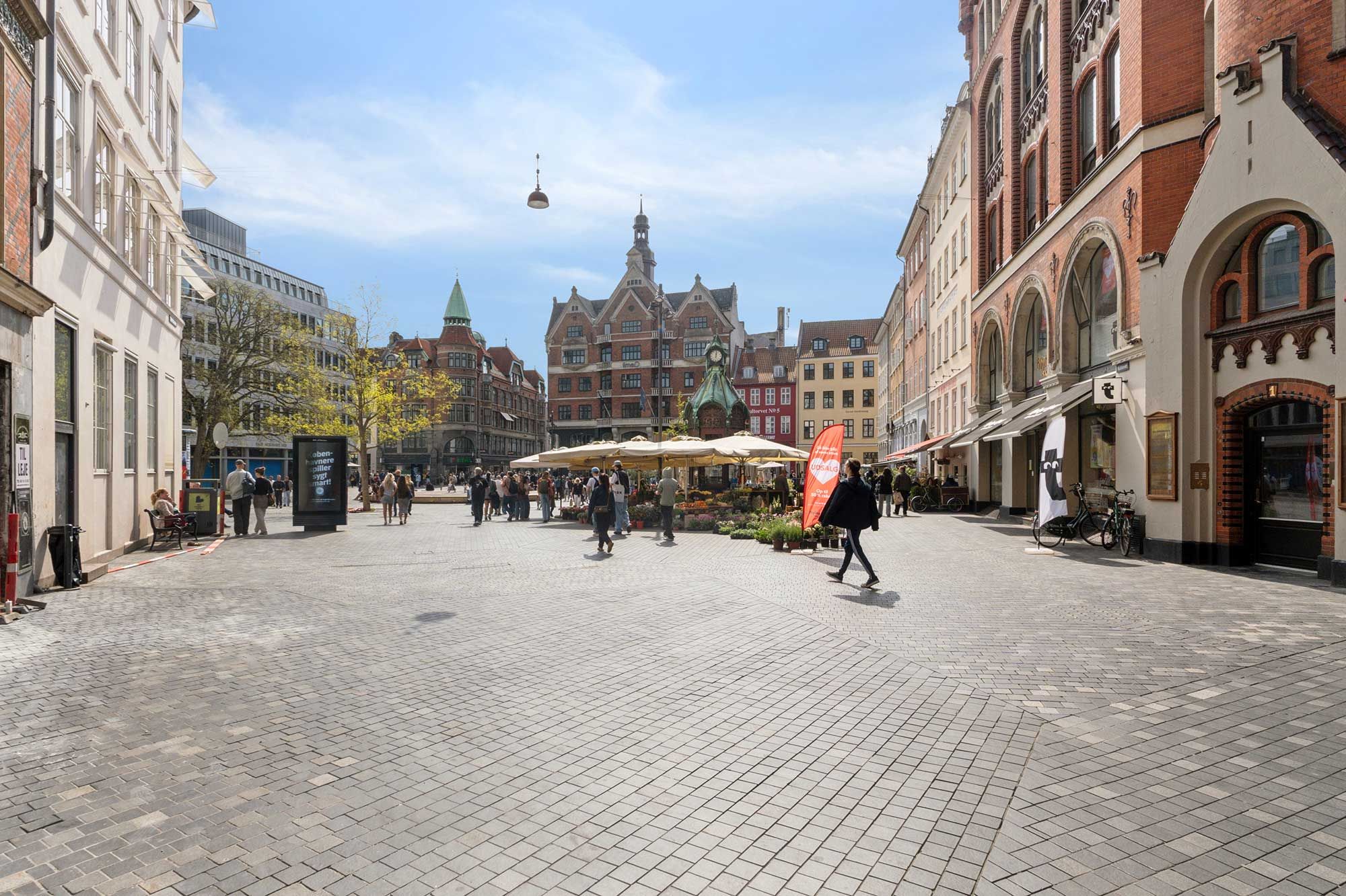 En kontorplads på 176 m² med adgang til fælles kantine i nærheden af Nørreport Station i Københavns Indre By med adgang til fælles kantine