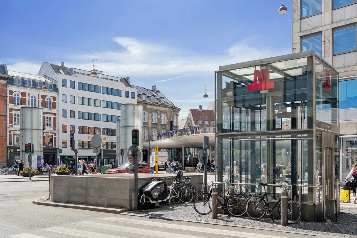Kontorlejemål i Indre By med adgang til fælles kantine og tæt ved Nørreport Station, med nye faciliteter, solrige vinduer og moderne design