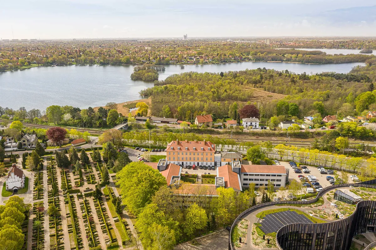 Åbent kontormiljø med solceller og grønne haver i Kongens Lyngby, tæt på Søerne og sporvognen