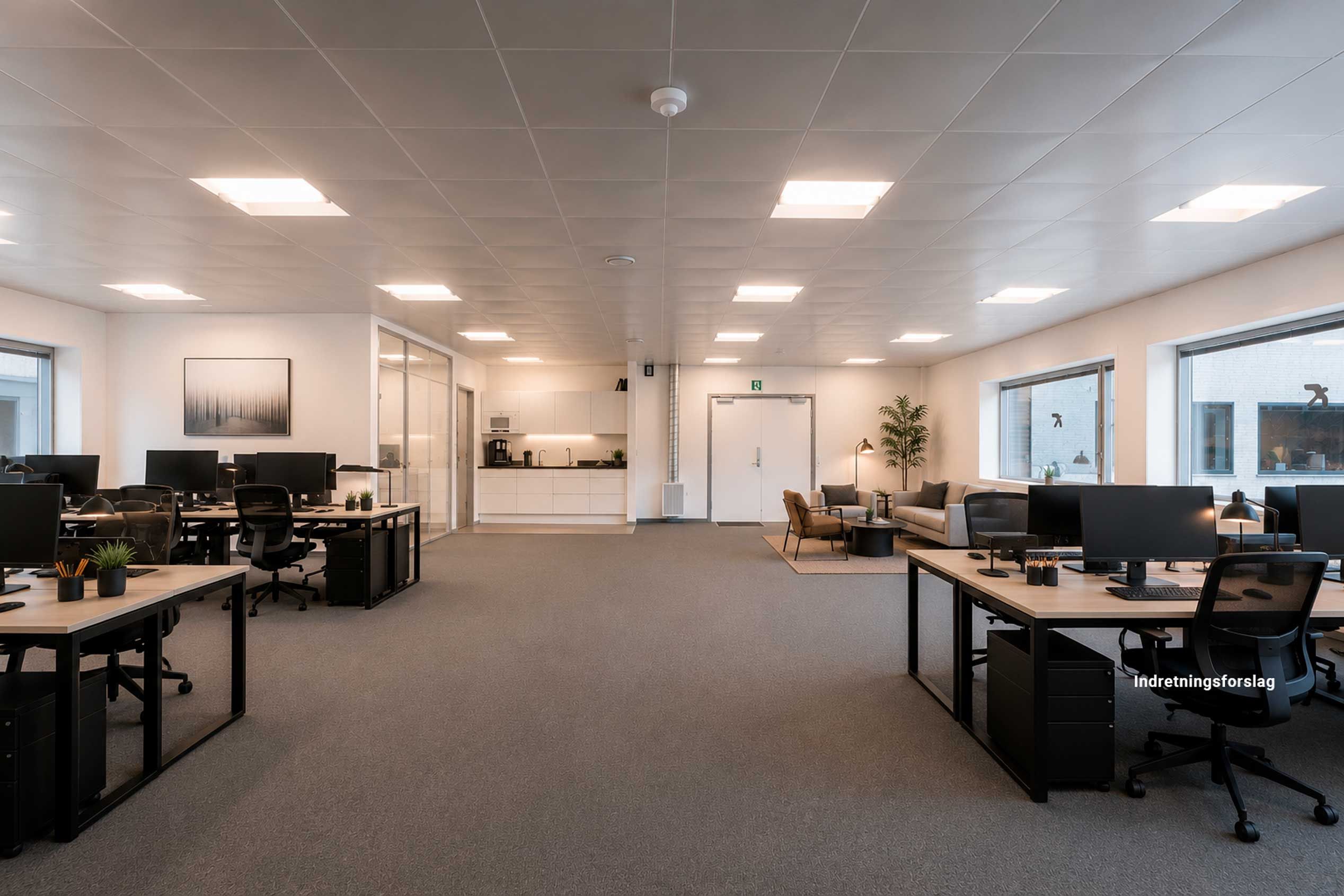 Moderne kontor med lyse lofter, tavler og indrettede arbejdspladser med computere og skriveborde. Lyst og åbent rum med smukke møbler og udsigt til udendørsarealer.