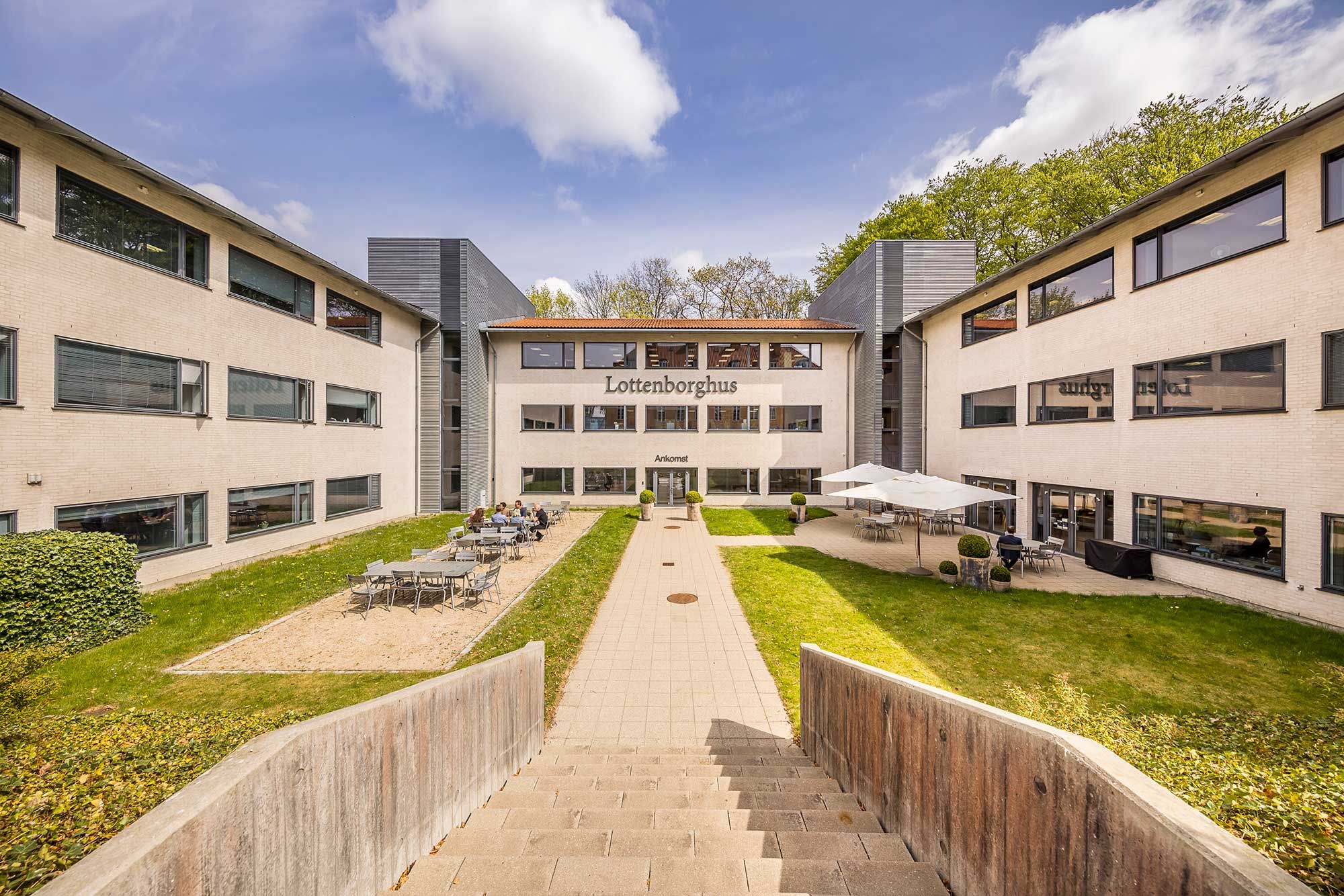 Moderne kontorbygning med terrasse og grønne områder, let adgang til udendørsområderne og mødelokale med udsigt til parken