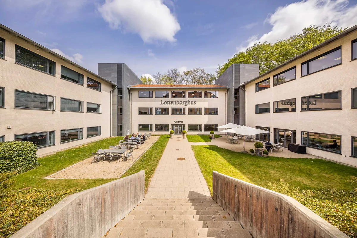 Moderne kontorbygning med terrasse og grønne områder, let adgang til udendørsområderne og mødelokale med udsigt til parken