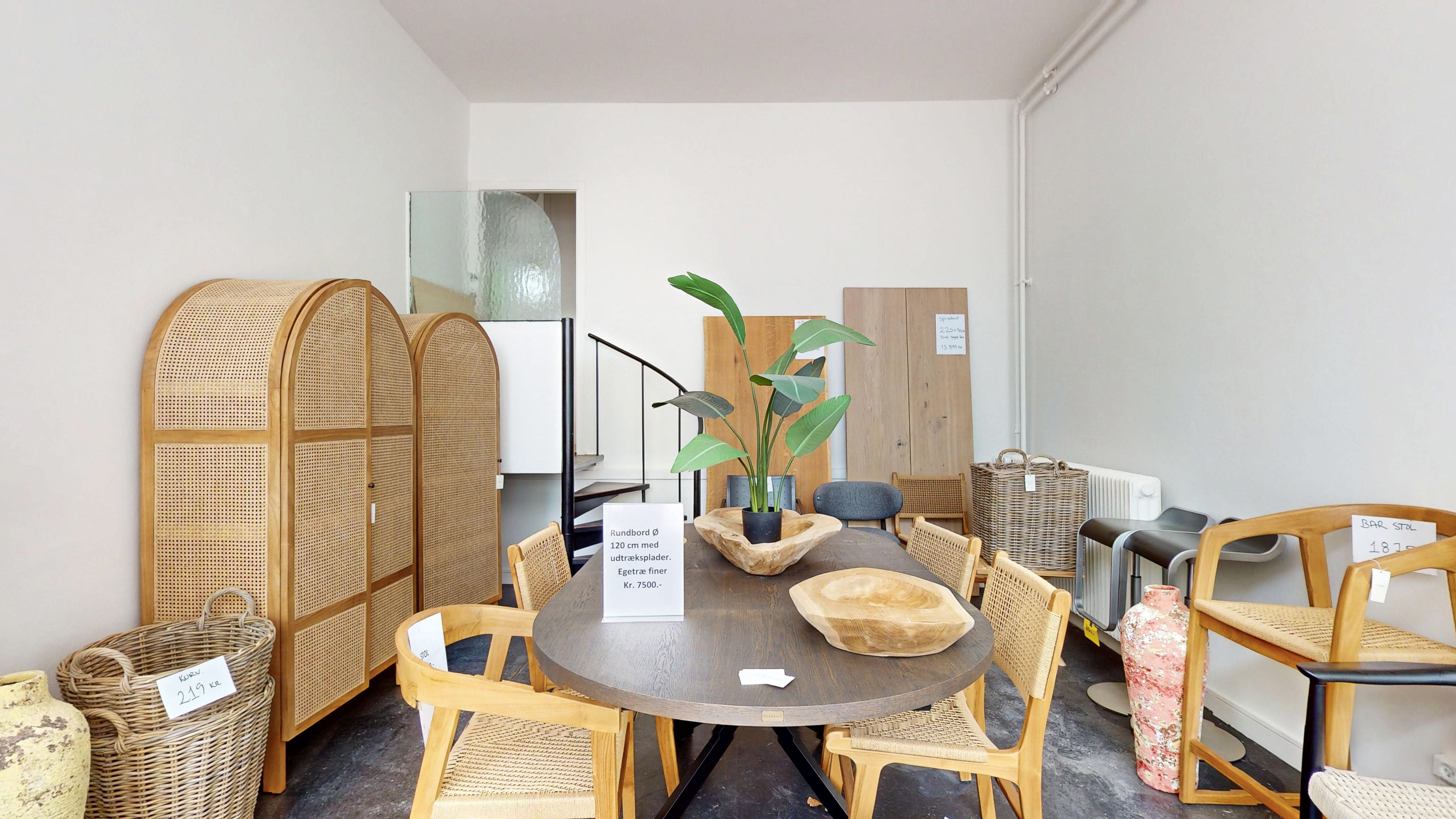 Interiør med håndlavede møbler og plante i store lyse glasvinkler, udfordring med lyse hjørner og minimalistisk design i lyse nuancer