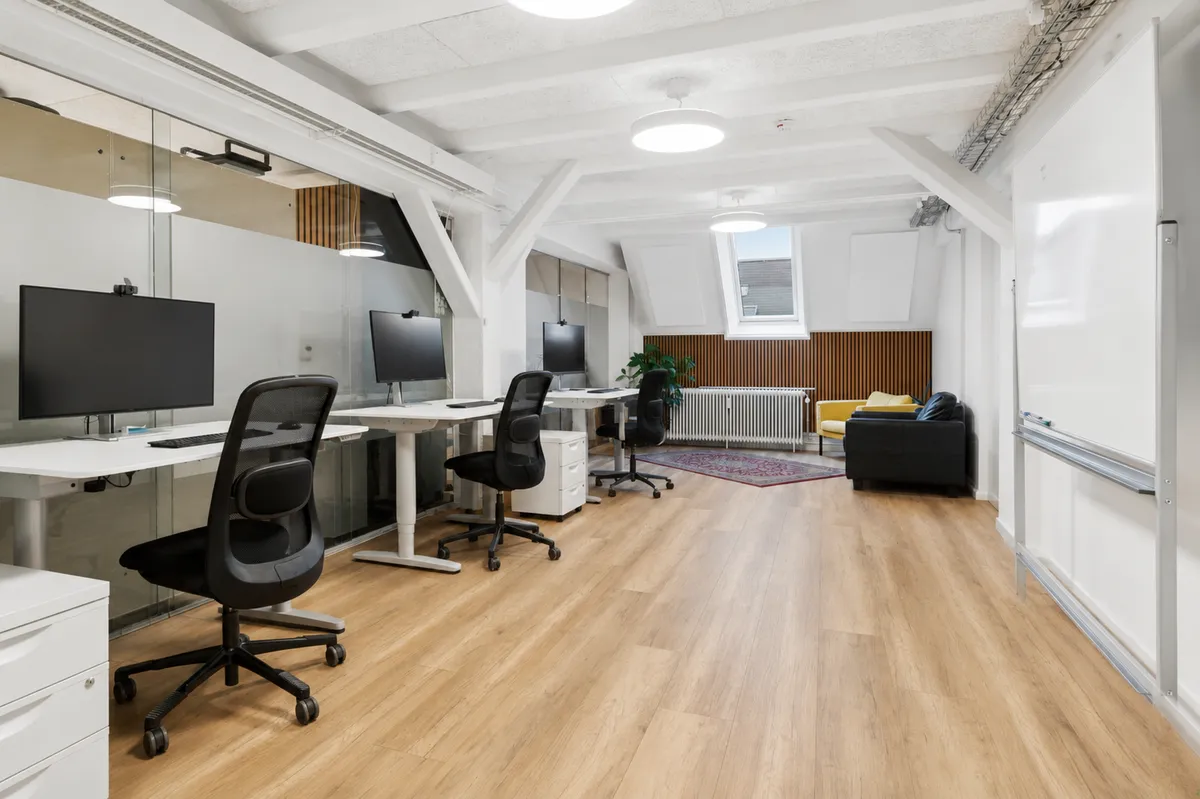 Funktionelle kontorlokaler med højt loft, høj vinduesbeklædning, lyse loftsvinduer og minimalistisk indretning på Njalsgade 21G, 7., 2300 København S