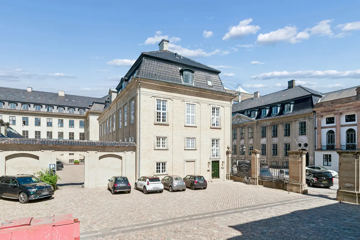 Frederiksstaden-kvarter med bygninger og parkerede biler i pavæ. På Amaliegade 31A er der en lejlighed til leje med tre værelser