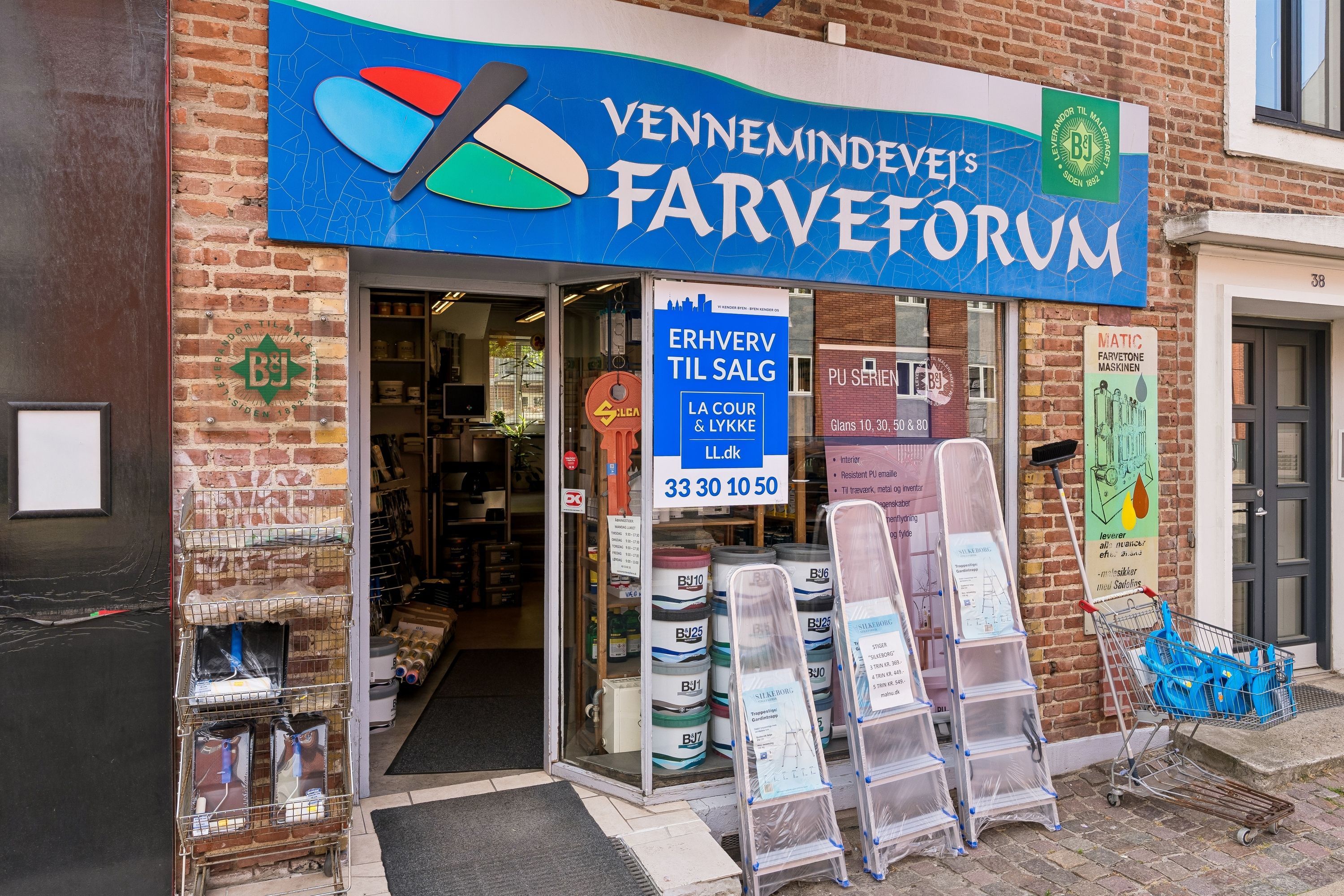 Erhvervslokaler til salg på Vennemindevej 38 i København Ø. Forretningslokaler med udsigt til butikker og kundetrafik. Størrelsen er 33 kvm.
