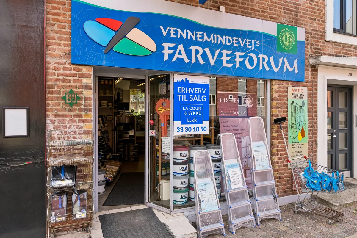 Erhvervslokaler til salg på Vennemindevej 38 i København Ø. Forretningslokaler med udsigt til butikker og kundetrafik. Størrelsen er 33 kvm.