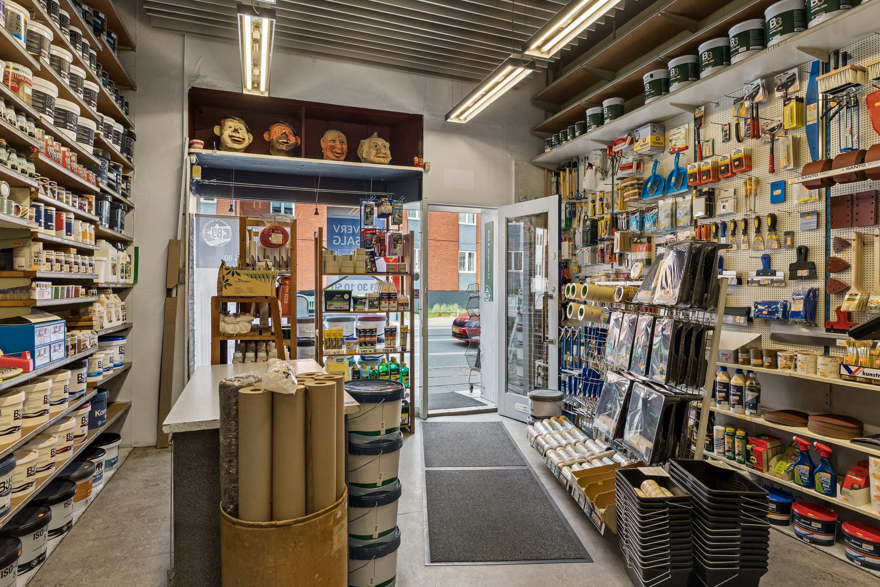 Butik med lager og forskellige malingsprodukter, værktøj og børster, samt diverse bøsser og emballage