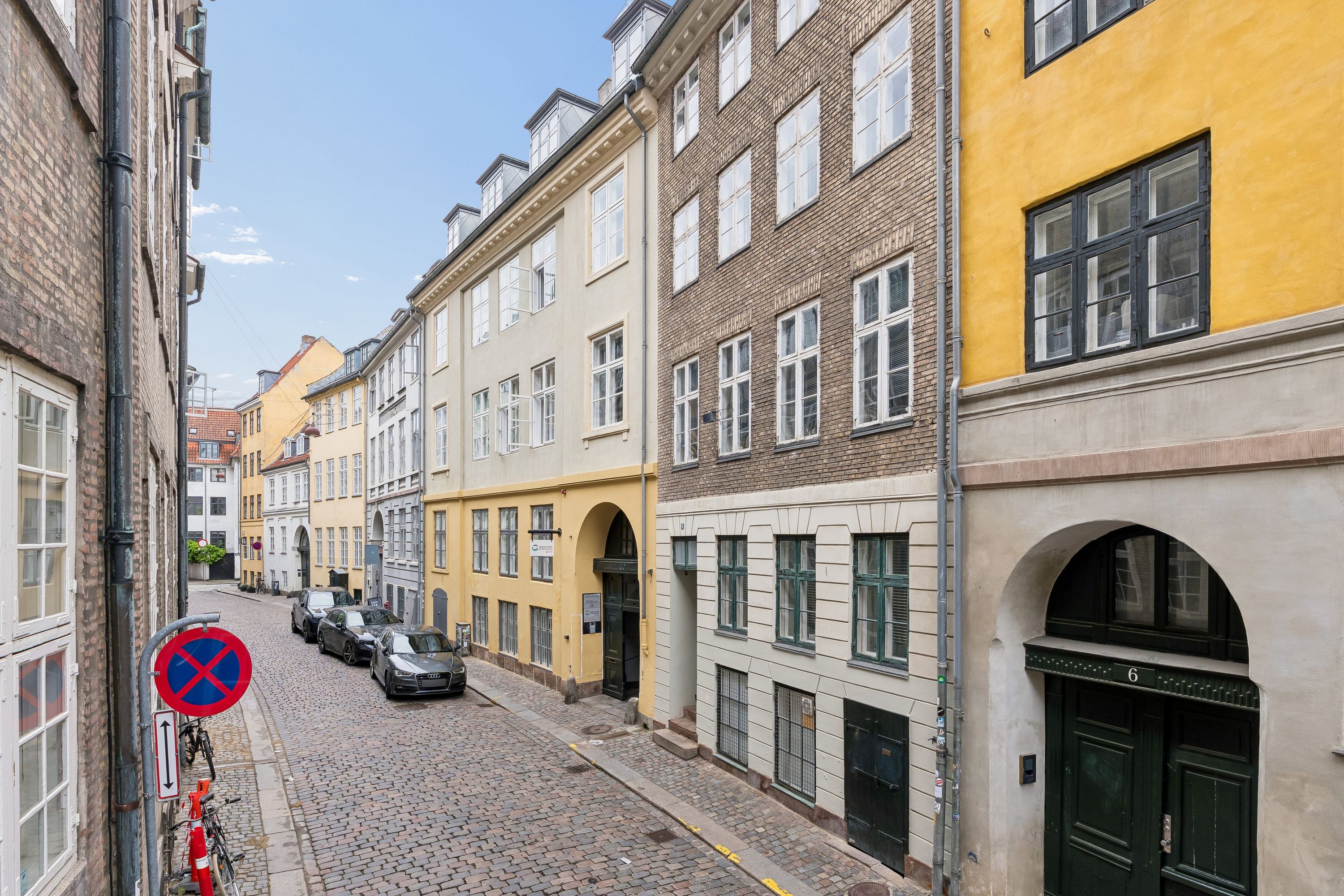 Kontorlokation i 3. sal i bygning på Snaregade 10A, København. Bygningen har gulvbelægning af brunsten og gulvet er renset.